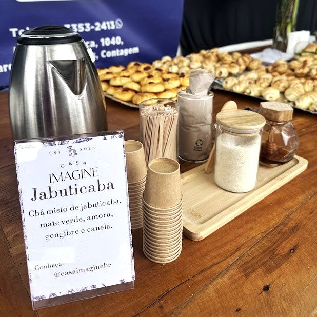 Com o que combina o chá de jabuticaba? Pares salgados e doces