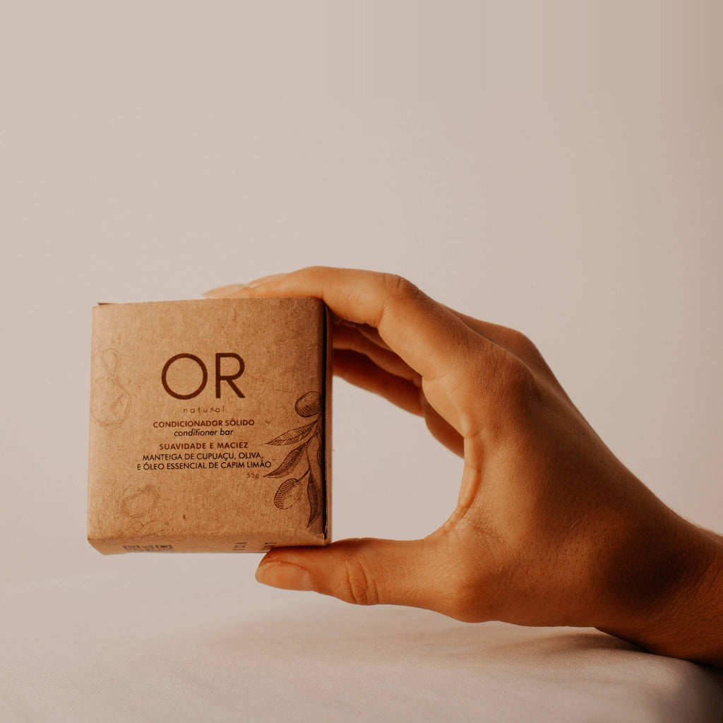 Condicionador sólido Suavidade e Maciez 55 g OR Natural: caixa na mão