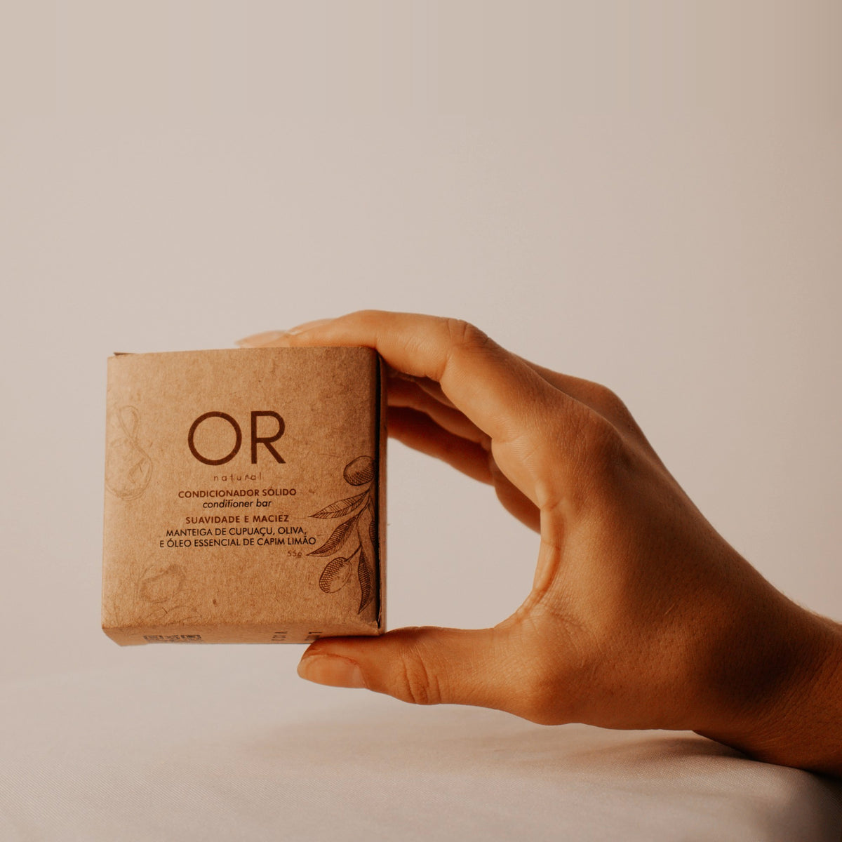 Condicionador sólido Suavidade e Maciez 55 g OR Natural: caixa na mão
