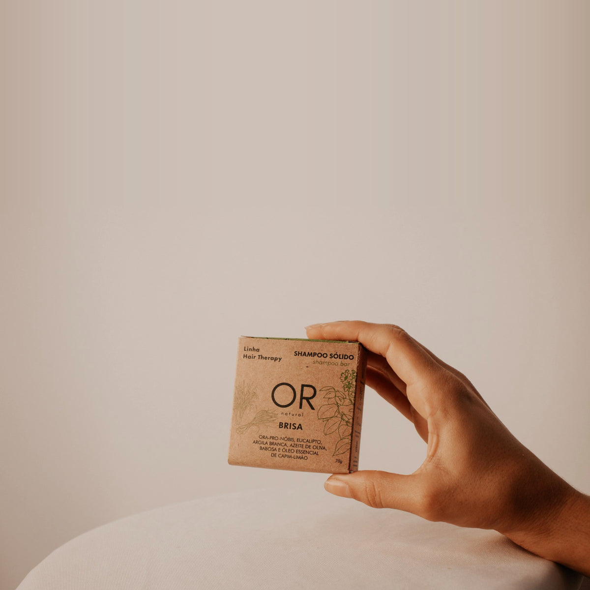 Shampoo sólido Brisa 70 g OR Natural: caixa na mão