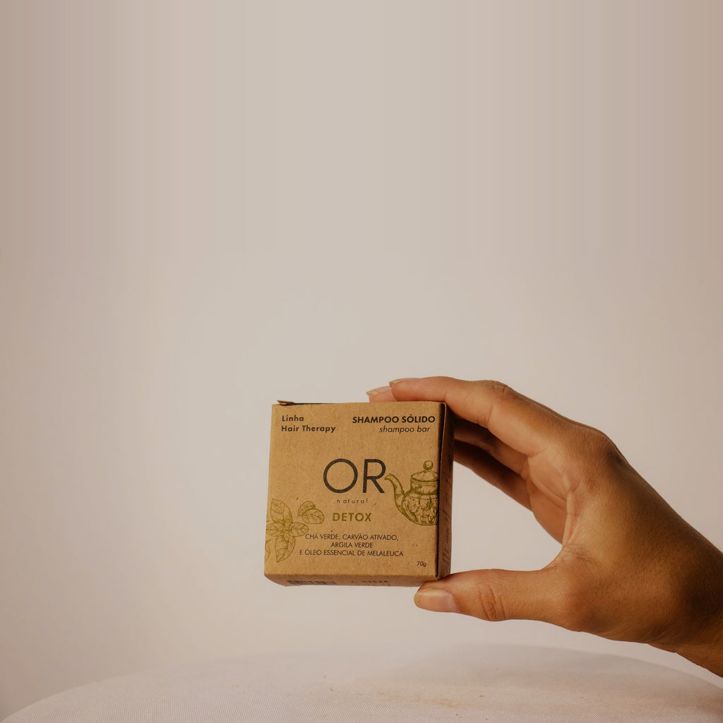 Shampoo sólido Detox 70 g OR Natural, barra preta de carvão ativado: caixa na mão