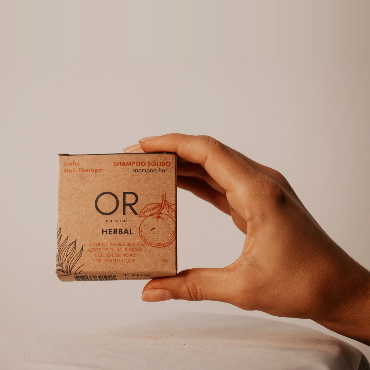 Shampoo sólido Herbal 70 g OR Natural: caixa na mão